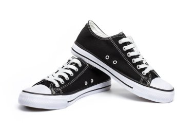 Spor konsepti, beyaz arka planda beyaz gölgeli kumaş ve havalandırma deliklerinden yapılmış siyah spor ayakkabıları. Koşmak, basketbol oynamak için rahat ayakkabılar.