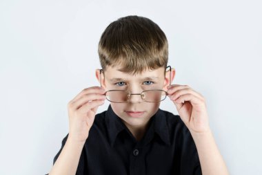 Üzgün küçük bir çocuk uzun zamandır taktığı gözlüğünü çıkarır ve artık takmak istemez. Yorgundur, sağlıklı gözlere ve tıbbi konsepte sahip olmak ister.