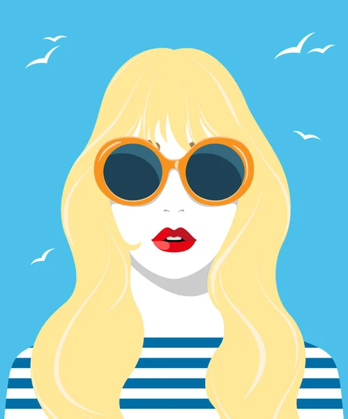 長いブロンド波の髪を持つ美しい若い女性のシンプルなカラフルなベクトルの肖像画とフル赤い唇は 空を飛ぶ鳥と夏の青い空に対して青と白の航海Tシャツとファッショナブルな大規模なオレンジ色のサングラスを身に着けています フロントビュー — ストックベクタ