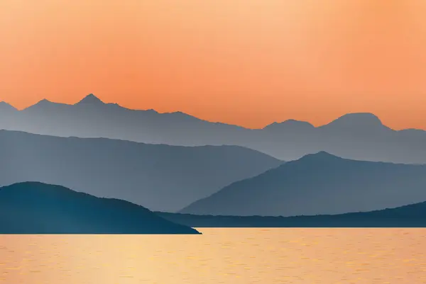 Hermosa Puesta Sol Colorida Sobre Las Montañas Junto Mar Vida Ilustración De Stock