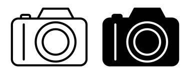 İki düz dizayn kamera ikonu, biri siyah ve biri beyaz, çeşitli projelerde fotoğraf temalarını temsil etmek için ideal. Web siteleri ya da kılavuzlar için mükemmel.