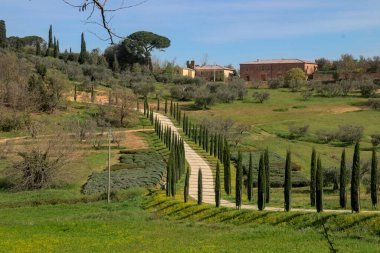 Val Dorcia, altında göl olan sonsuz vadinin manzarası. Yüksek kalite fotoğraf