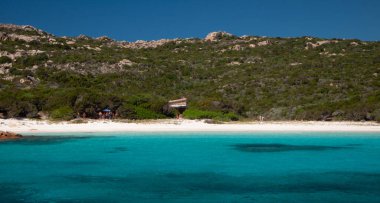 Spiaggia rosa budelli, La Maddalena Archipelago 'da harika bir körfez, Sardunya, İtalya