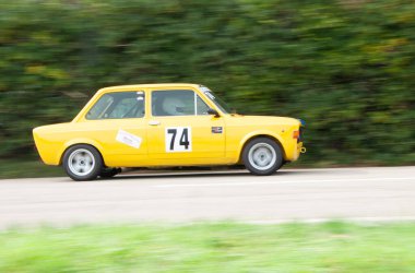 PESARO - İTALYA - OTT 09 - 2022: klasik otomobiller fiat 128 rali pesaro CUP
