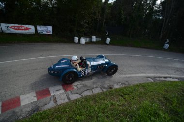 PESARO - İtalya - OTT 09 - 2022: Pesaro Kupası 'nda klasik otomobiller Alta Sports rallisi