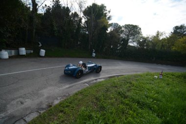 PESARO - İtalya - OTT 09 - 2022: Pesaro Kupası 'nda klasik otomobiller Alta Sports rallisi