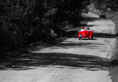 URBINO, İTALYA - 16 Haziran 2022: FIAT 508 S BALILLA COPPA D ORO 1933 Mille Miglia 2022 rallisindeki eski bir yarış arabası