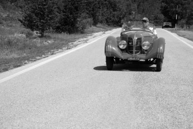 URBINO, İTALYA - 16 Haziran 2022: FIAT 508 S BALILLA COPPA D ORO 1933 Mille Miglia 2022 rallisindeki eski bir yarış arabası