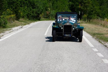 URBINO, İtalya - 16 Haziran 2022: LANCIA LAMBDA TIPO 222 1930 Mille Miglia 2022 rallisinde eski bir yarış arabası üzerinde ünlü İtalyan tarihi yarışı