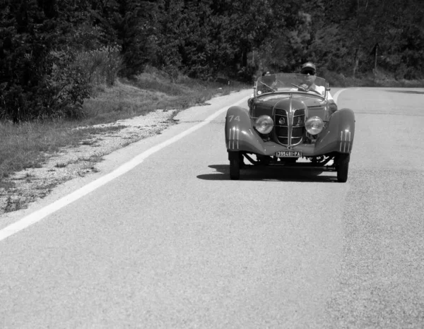 Urbino イタリア Jun 2022年 Fiat508 Balilla Coppa Oro 1933年ラリーで古いレーシングカーでミル ミリア2022年有名なイタリアの歴史的なレース — ストック写真