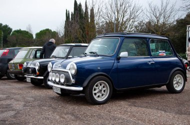 FANO, İTALYA - GEN 06 - 2022: İNSANTI MINI COOPER 1300 Eski bir yarış arabası rallide