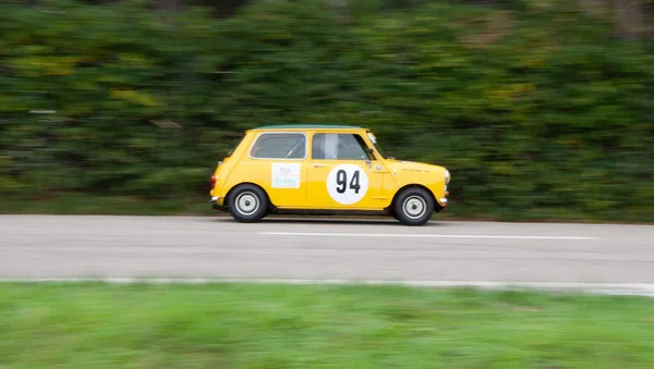 イタリアのサンバルトロ大聖堂 Ott 2022年 Innocenti Mini Cooper 1300はラリーで古いレーシングカーで — ストック写真