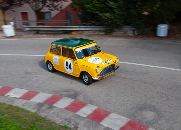 イタリアのサンバルトロ大聖堂 Ott 2022年 Innocenti Mini Cooper 1300はラリーで古いレーシングカーで — ストック写真