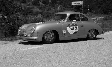 URBINO, İTALYA - 16 Haziran 2022: PORSCHE 356 1500 1953 Mille Miglia 2022 rallisindeki eski bir yarış arabası