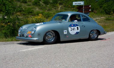 URBINO, İTALYA - 16 Haziran 2022: PORSCHE 356 1500 1953 Mille Miglia 2022 rallisindeki eski bir yarış arabası