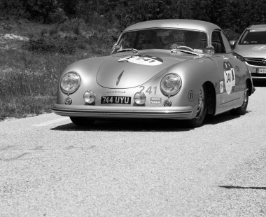 URBINO, İTALYA - 16 Haziran 2022: PORSCHE 356 1500 1953 Mille Miglia 2022 rallisindeki eski bir yarış arabası