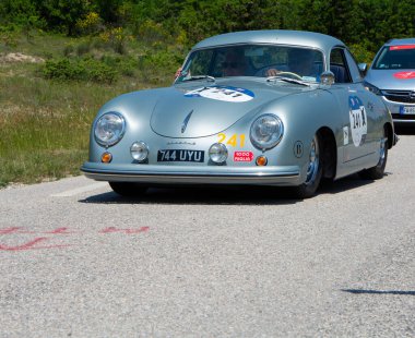 URBINO, İTALYA - 16 Haziran 2022: PORSCHE 356 1500 1953 Mille Miglia 2022 rallisindeki eski bir yarış arabası