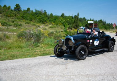 URBINO, İtalya - 16 Haziran 2022: CHRYSLER 72 1928 Mille Miglia 2022 rallisinde eski bir yarış arabası üzerinde ünlü İtalyan tarihi yarışı