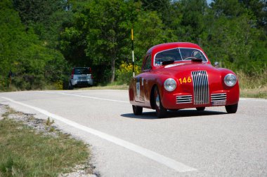URBINO, İtalya - 16 Haziran 2022: FIAT 1100 S MM GOBONE 1948 Mille Miglia 2022 rallisindeki eski bir yarış arabası hakkında