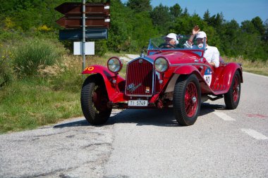 URBINO, İTALYA - 16 Haziran 2022: ALFA ROMEO 6C 1750 GRAN SPORT BRIANZA 1934 Mille Miglia 2022 rallisinde eski bir yarış arabası üzerinde