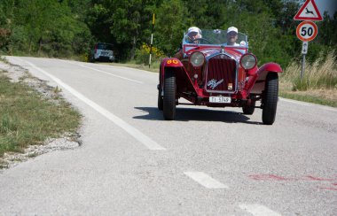 URBINO, İTALYA - 16 Haziran 2022: ALFA ROMEO 6C 1750 GRAN SPORT BRIANZA 1934 Mille Miglia 2022 rallisinde eski bir yarış arabası üzerinde