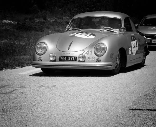 Urbino イタリア 2022年6月16日 2022年6月16日 Porsche 356 1500 1953年ラリーで古いレースカーでミル ミリア2022年有名なイタリアの歴史的なレース — ストック写真