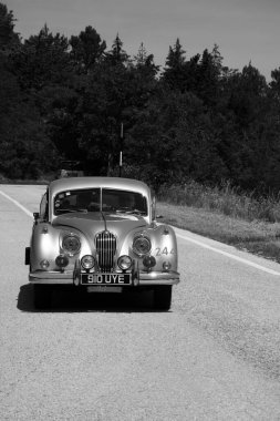 URBINO, İTALYA - 16 Haziran 2022: JAGUAR XK140 FHC 1956 Mille Miglia 2022 rallisindeki eski bir yarış arabası