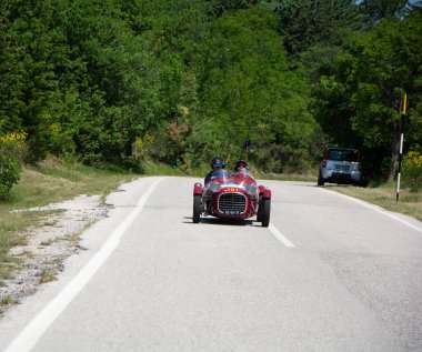 URBINO, İTALYA - 16 Haziran 2022: OSFA FACCIOLI FIAT 750 S 1948 Mille Miglia 2022 rallisindeki eski bir yarış arabası