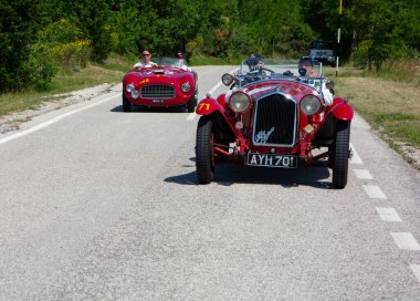 URBINO, İtalya - 16 Haziran 2022: ALFA ROMEO 6C 1750 GS Örümcek ZAGATO 1932 Mille Miglia 2022 rallisinde eski bir yarış arabası üzerinde ünlü İtalyan tarihi yarışı