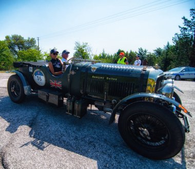 URBINO - İtalya - 16 Haziran 2022: BENTLEY 4.5 LITRE SC 1928 Mille Miglia 2022 rallisinde eski bir yarış arabası üzerinde ünlü İtalyan tarihi yarışı