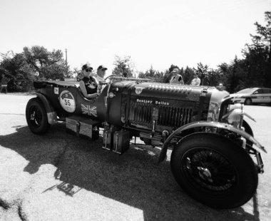 URBINO - İtalya - 16 Haziran 2022: BENTLEY 4.5 LITRE SC 1928 Mille Miglia 2022 rallisinde eski bir yarış arabası üzerinde ünlü İtalyan tarihi yarışı