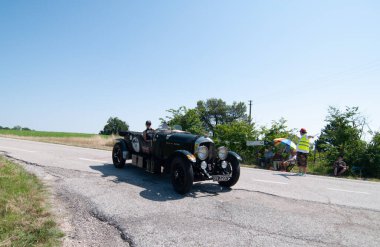 URBINO - İtalya - 16 Haziran 2022: BENTLEY 4.5 LITRE SC 1928 Mille Miglia 2022 rallisinde eski bir yarış arabası üzerinde ünlü İtalyan tarihi yarışı