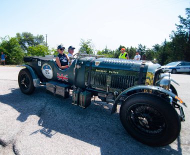URBINO - İtalya - 16 Haziran 2022: BENTLEY 4.5 LITRE SC 1928 Mille Miglia 2022 rallisinde eski bir yarış arabası üzerinde ünlü İtalyan tarihi yarışı