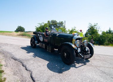 URBINO - İtalya - 16 Haziran 2022: BENTLEY 4.5 LITRE SC 1928 Mille Miglia 2022 rallisinde eski bir yarış arabası üzerinde ünlü İtalyan tarihi yarışı
