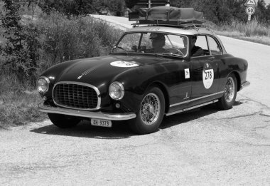 URBINO - İtalya - 16 Haziran 2022: FERRARI 212 EUROPA BERLINETTA 1953 Mille Miglia 2022 rallisindeki eski bir yarış arabası hakkında