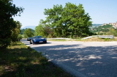 URBINO, İtalya - 16 Haziran 2022: Mille Miglia 2022 rallisinde eski bir yarış arabası için ferrari haracı