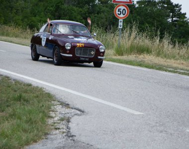 URBINO, İtalya - 16 Haziran 2022: ZAGATO FIAT 1100 TV 1954 Mille Miglia 2022 rallisindeki eski bir yarış arabası üzerine