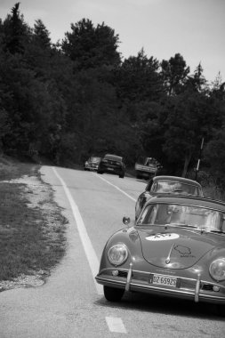URBINO, İTALYA - 16 Haziran 2022: PORSCHE 356 Bir 1600 1956 Mille Miglia 2022 rallisindeki eski bir yarış arabası