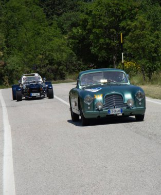 URBINO, İtalya - 16 Haziran 2022: ASTON MARTIN DB 2 1953 Mille Miglia 2022 rallisindeki eski bir yarış arabası hakkında ünlü İtalyan tarihi yarışı