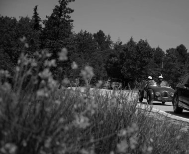 URBINO, İTALYA - 16 Haziran 2022: FIAT 500 SORT 1949 Mille Miglia 2022 rallisindeki eski bir yarış arabası