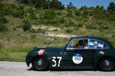 URBINO, İtalya - 16 Haziran 2022: HealEY 2400 ELLIOTT 1948 Mille Miglia 2022 rallisindeki eski bir yarış arabası hakkında