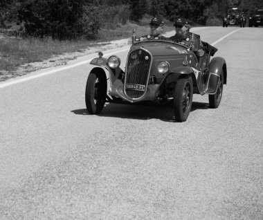 URBINO, İtalya - 16 Haziran 2022: FIAT 508 S BALILLA COPPA D 'ORO 1934 Mille Miglia 2022 rallisinde eski bir yarış arabası üzerinde