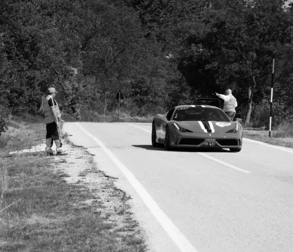 Urbino Olaszország Június 2022 Ferrari Tisztelgés Egy Régi Versenyautó Rally — Stock Fotó
