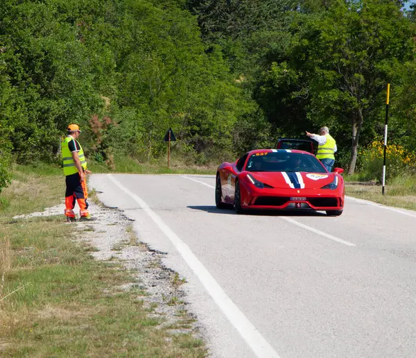 URBINO, İtalya - 16 Haziran 2022: Mille Miglia 2022 rallisinde eski bir yarış arabası için ferrari haracı