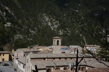 Marş bölgesindeki Pioraco ortaçağ köyü manzarası, İtalya appennini mantain