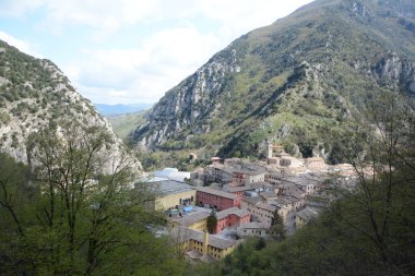 Marş bölgesindeki Pioraco ortaçağ köyü manzarası, İtalya appennini mantain