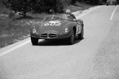 URBINO, İTALYA - 16 Haziran 2022: ERMINI 357 SCAGLIETTI 1955 Mille Miglia 2022 rallisindeki eski bir yarış arabası üzerinde