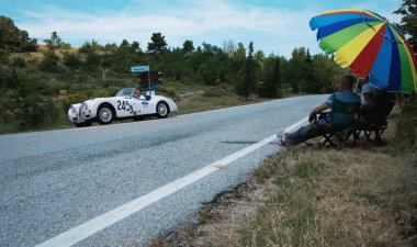 URBINO, İtalya - 16 Haziran 2022: JAGUAR K140 OTS YOADSTER 1955 Mille Miglia 2022 rallisinde eski bir yarış arabası üzerinde ünlü İtalyan tarihi yarışı