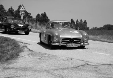 URBINO, İtalya - 16 Haziran 2022: MERCEDES BENZ 300 SL W198 1954 Mille Miglia 2022 rallisinde eski bir yarış arabası üzerinde ünlü İtalyan tarihi yarış yarışı