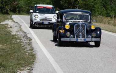URBINO, ITALY - 16 Haziran 2022: CITROEN 15 SIX 1952 Mille Miglia 2022 rallisinde eski bir yarış arabası üzerinde ünlü İtalyan tarihi yarışı